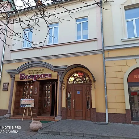 стильні на ратушній площі מוקצ'בה